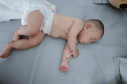 梨树县宝宝积食发烧怎么处理